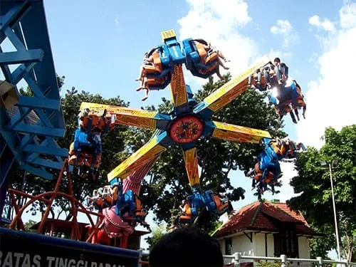 Wahana Kicir-Kicir siap mengaduk perut anda.