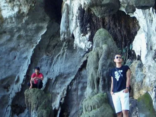 Berpose di mulut gua.