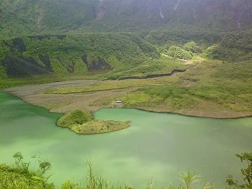 Kawah Gunung Galunggung yang menjadi danau.
