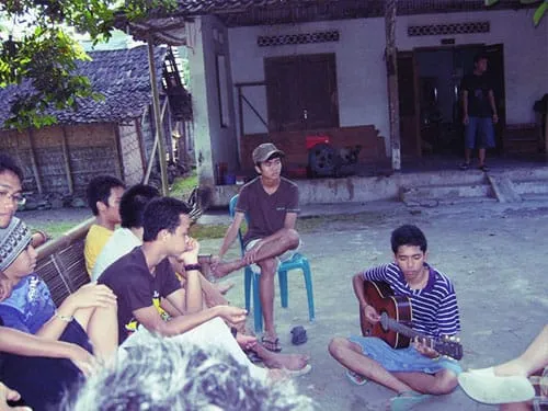 Bersantai melepas lelah.