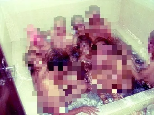 Berendam bersama dalam satu bak.