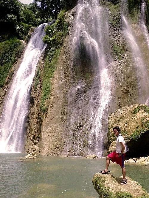 Addinul berpose di depan Curug Cikaso.