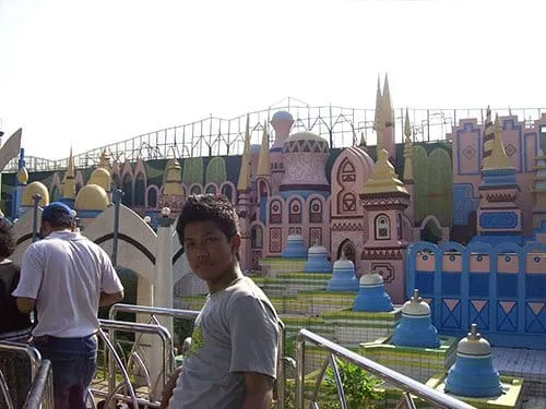 Om Aud di depan Istana Boneka.