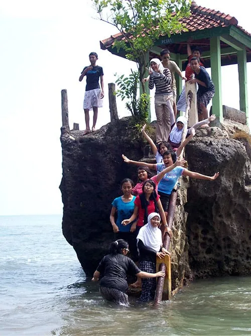 Karang dengan instalasi tangga.