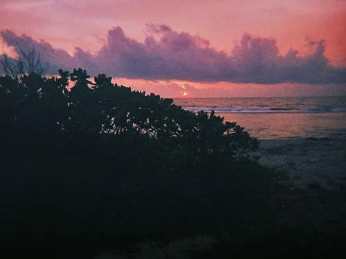 Lembayung merah di langit.