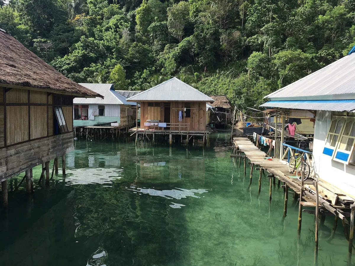 Rumah-rumah warga di Negeri Saleman yang berdiri di atas laut. (Dari Flickr oleh Kai Bey)