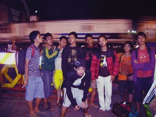 Di depan perlintasan kereta.