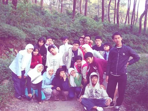 Tracking menyusuri hutan pinus.