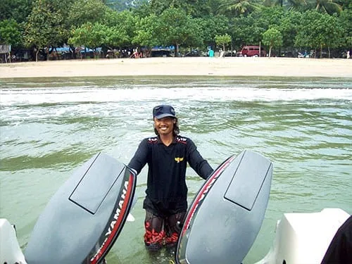 Salah satu abangnya menarik kapal ke daratan.