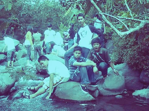 Bermain air di sungai.