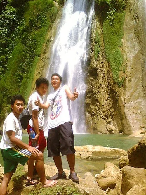 Berpose dengan latar aliran Curug Cikaso.