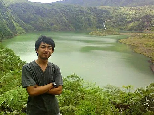 Fredha berpose di tengah jalan turun ke dasar kawah.