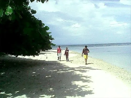 Pantai berpasir putih.