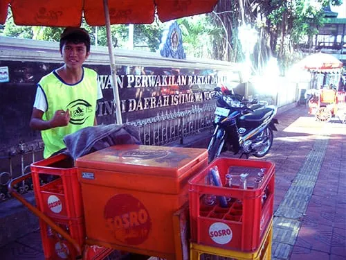 Opik beralih profesi dengan jualan Teh Botol.