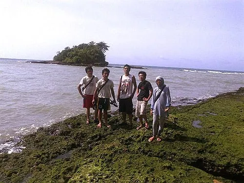 Bermain di atas karang.