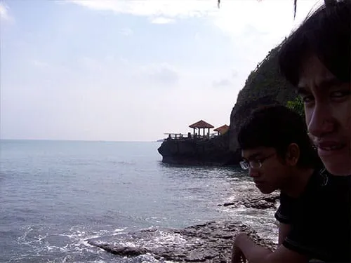 Jatut dan Edi memandang ke arah laut.