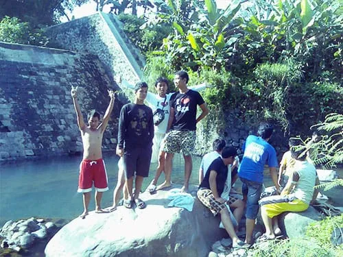 Mandi di bendungan.