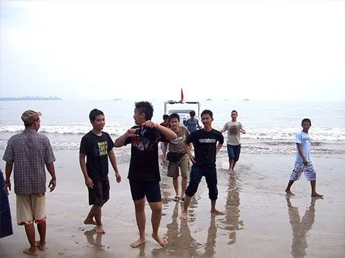 Merapat ke daratan.
