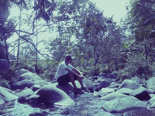 Opik tengah merenung di tepi sungai.