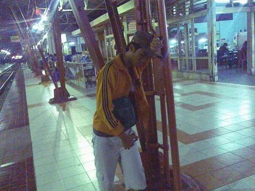 Opik menunggu kereta pulang.