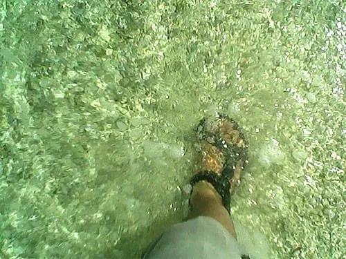 Perairan Ujung Genteng yang jernih.