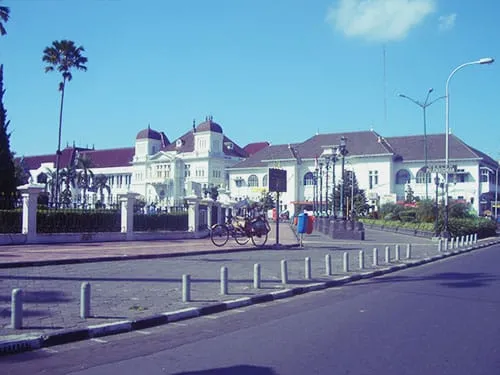 Gedung POS dan Bank Indonesia.