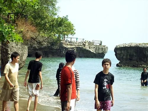Karang yang menjorok ke Lautuan.