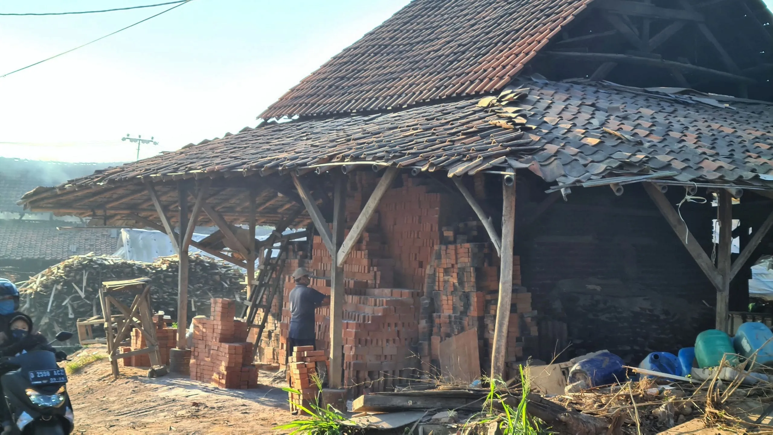 Sentra pembuatan batu bata tradisional di Jalan Koreh Kotok.