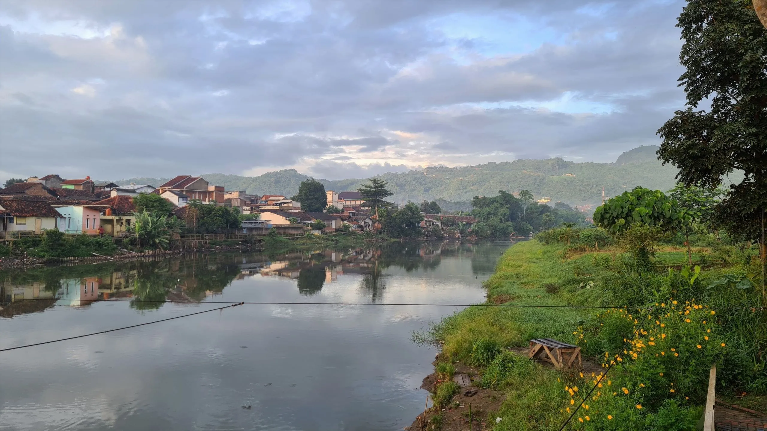 Anak Sungai Citarum membelah Jalan Daraulin di Nanjung.
