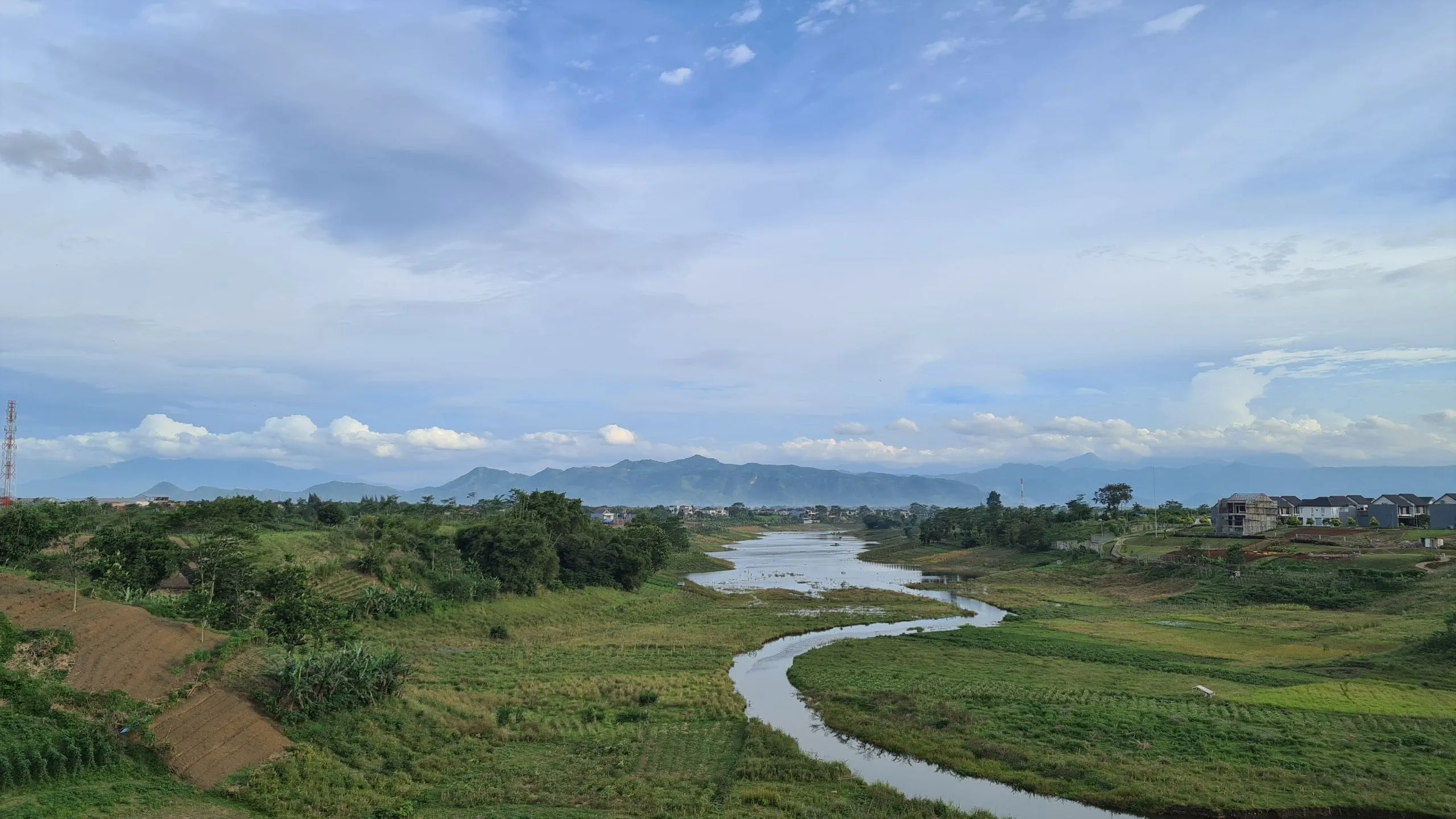 Aliran air dari Waduk Saguling dan deretan pegunungan di Selatan Bandung.