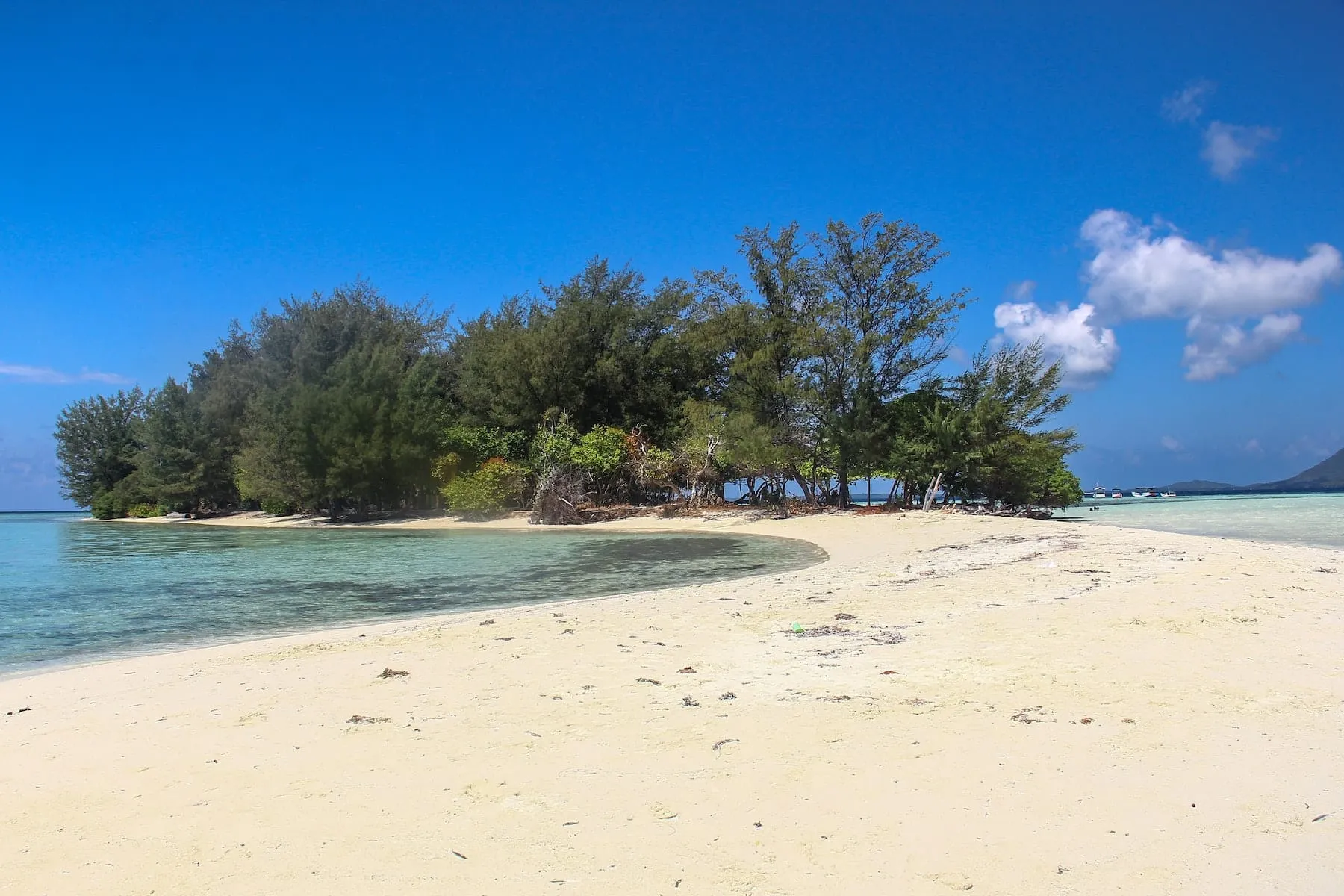 Hamparan pasir putih di ujung Pulau Cemara Kecil. (Sumber Pexels oleh Alief Baldwin)