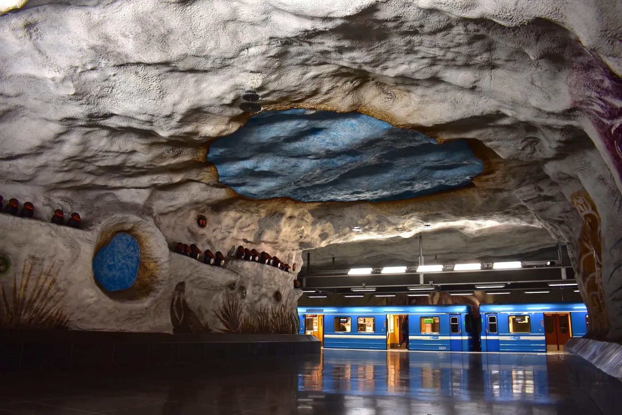 Lukisan hewan-hewan dan tumbuh-tumbuhan di Stasiun Tensta.