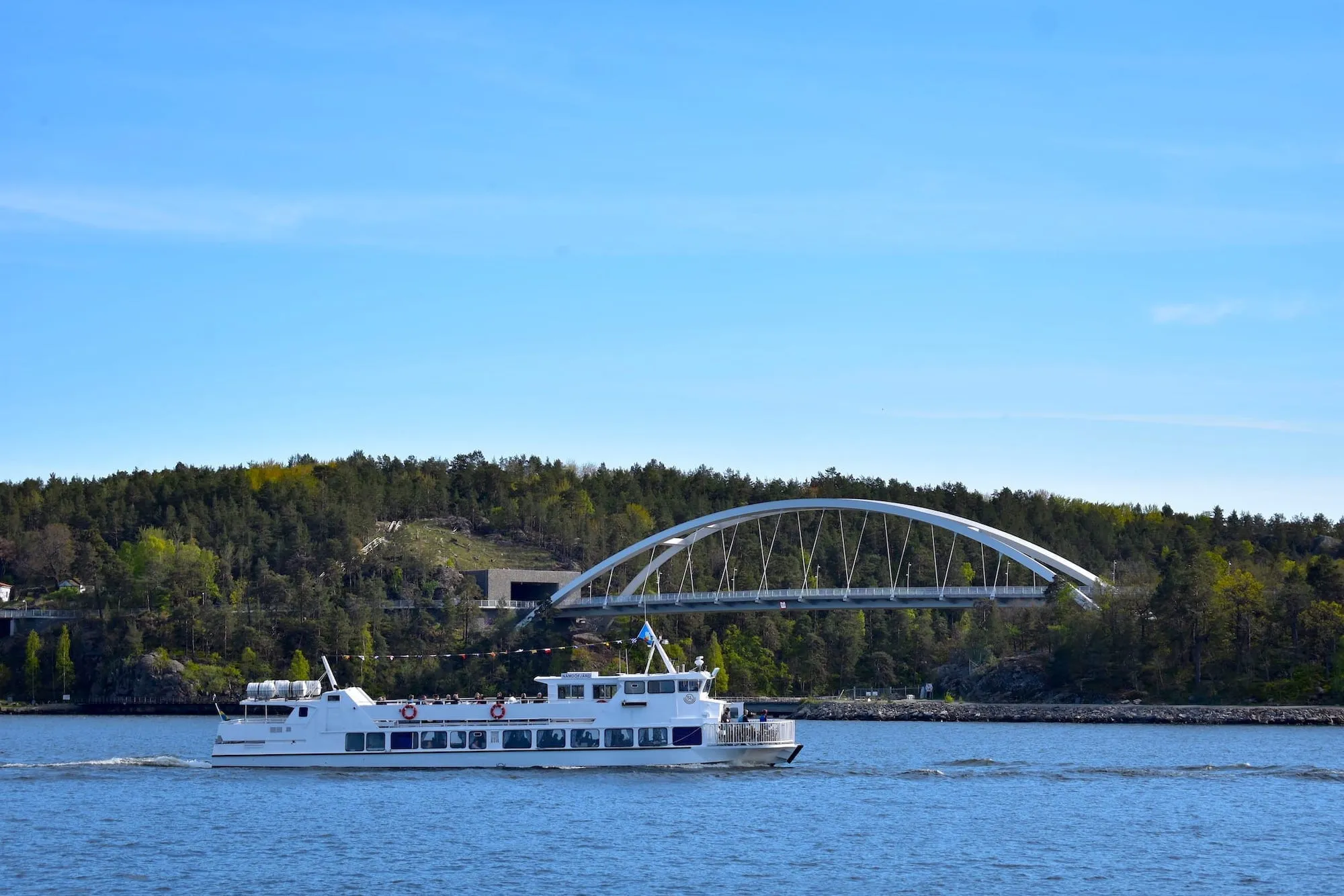 Jembatan Svindersviksbron yang menghubungkan Nacka dan Pulau Kvarnholmen nampak di sebrang.