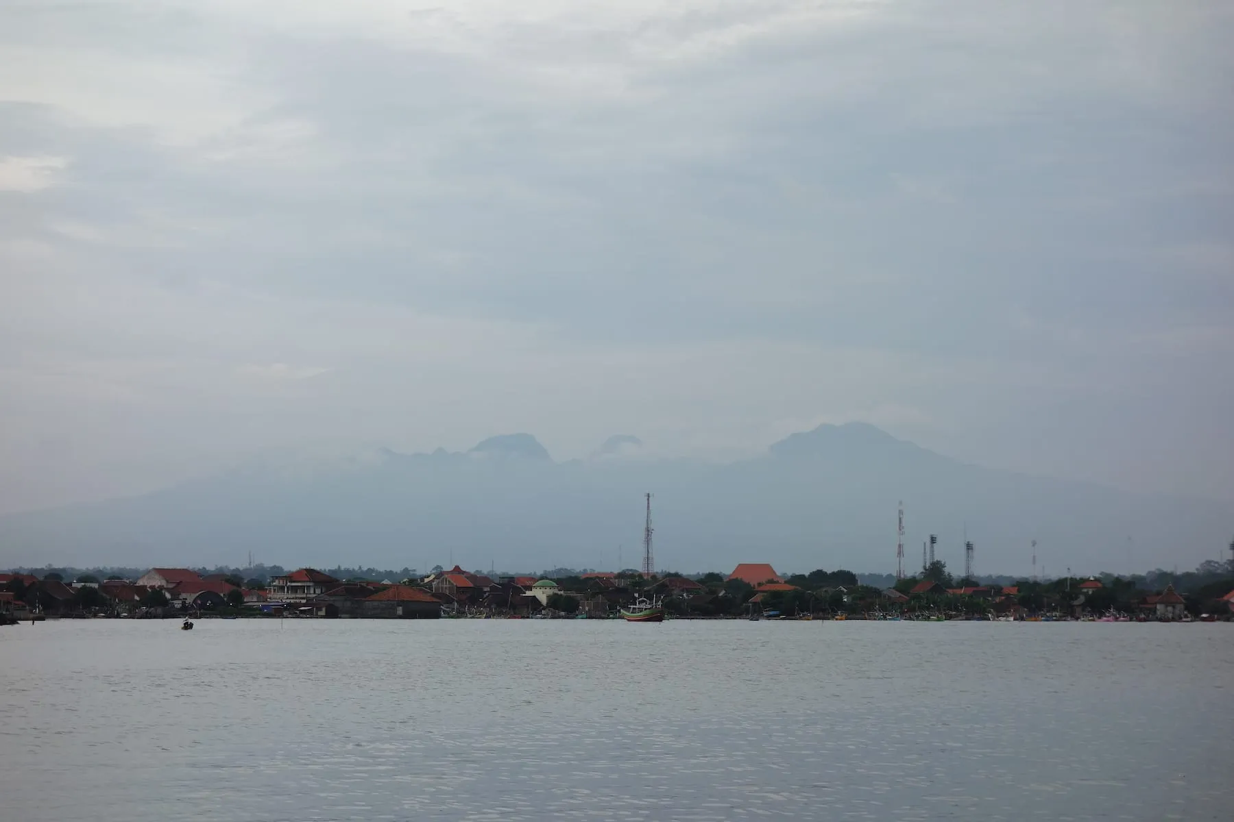 Bayang-bayang Gunung Muria tampak di kejauhan. (Sumber Flickr oleh Davy Demaline)