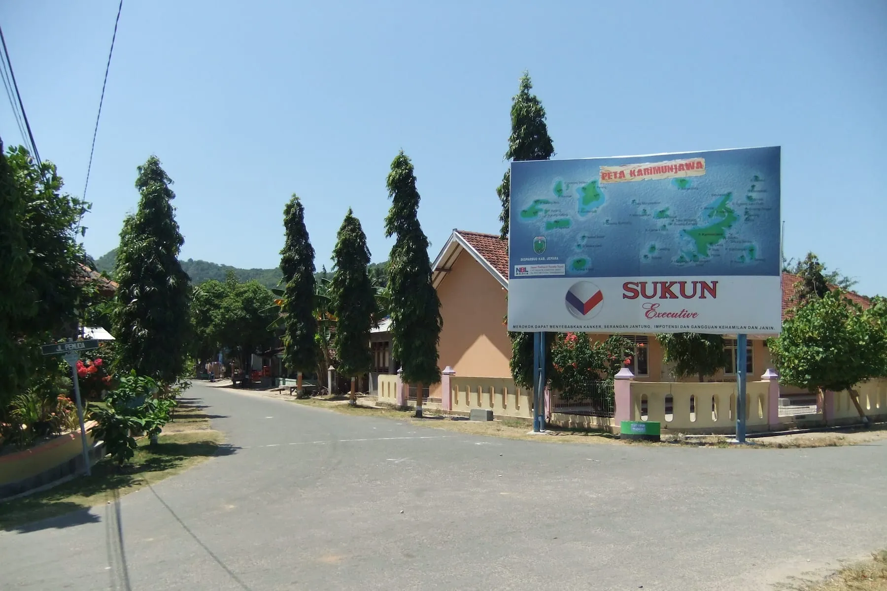 Peta Kepulauan Karimunjawa terpampang tak jauh dari alun-alun. (Sumber Wikimedia Commons oleh Midori)