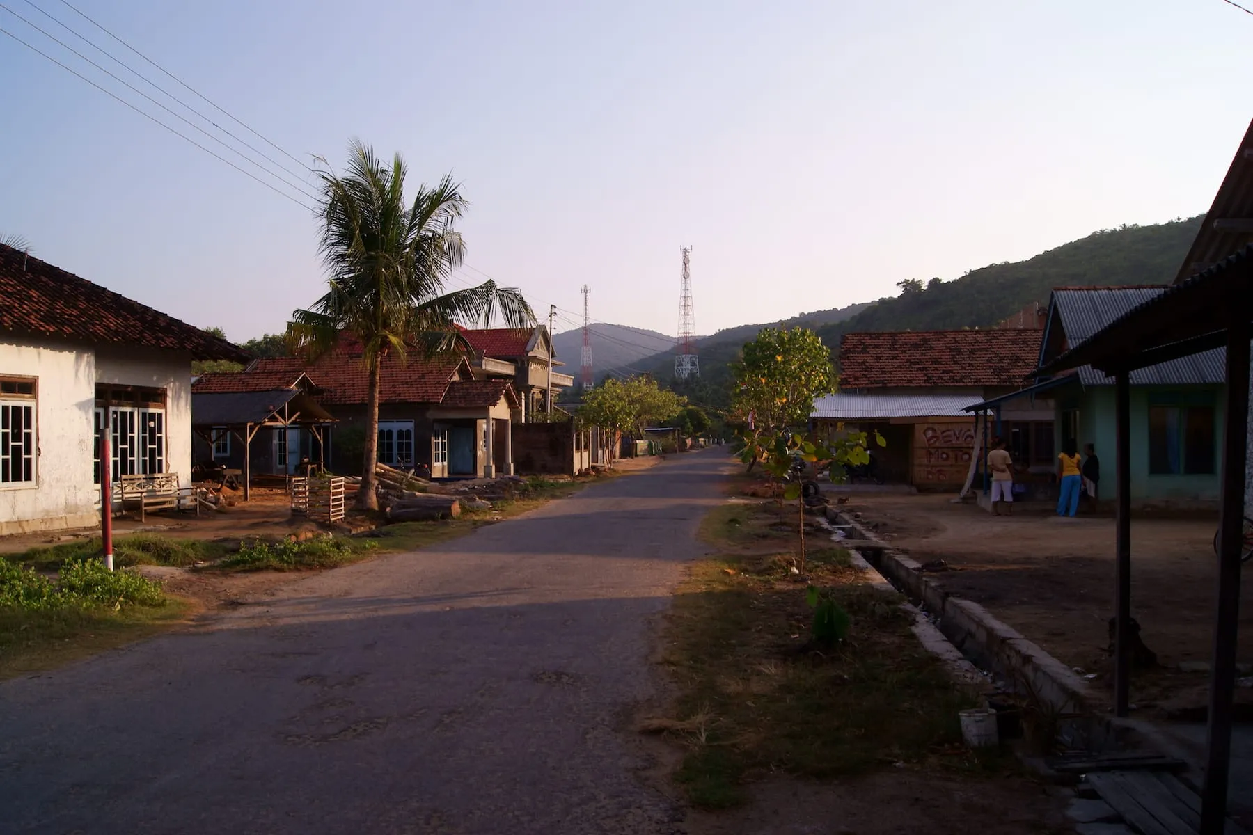 Suasana perkampungan di Pulau Karimunjawa. (Sumber Wikimedia Commons oleh Midori)