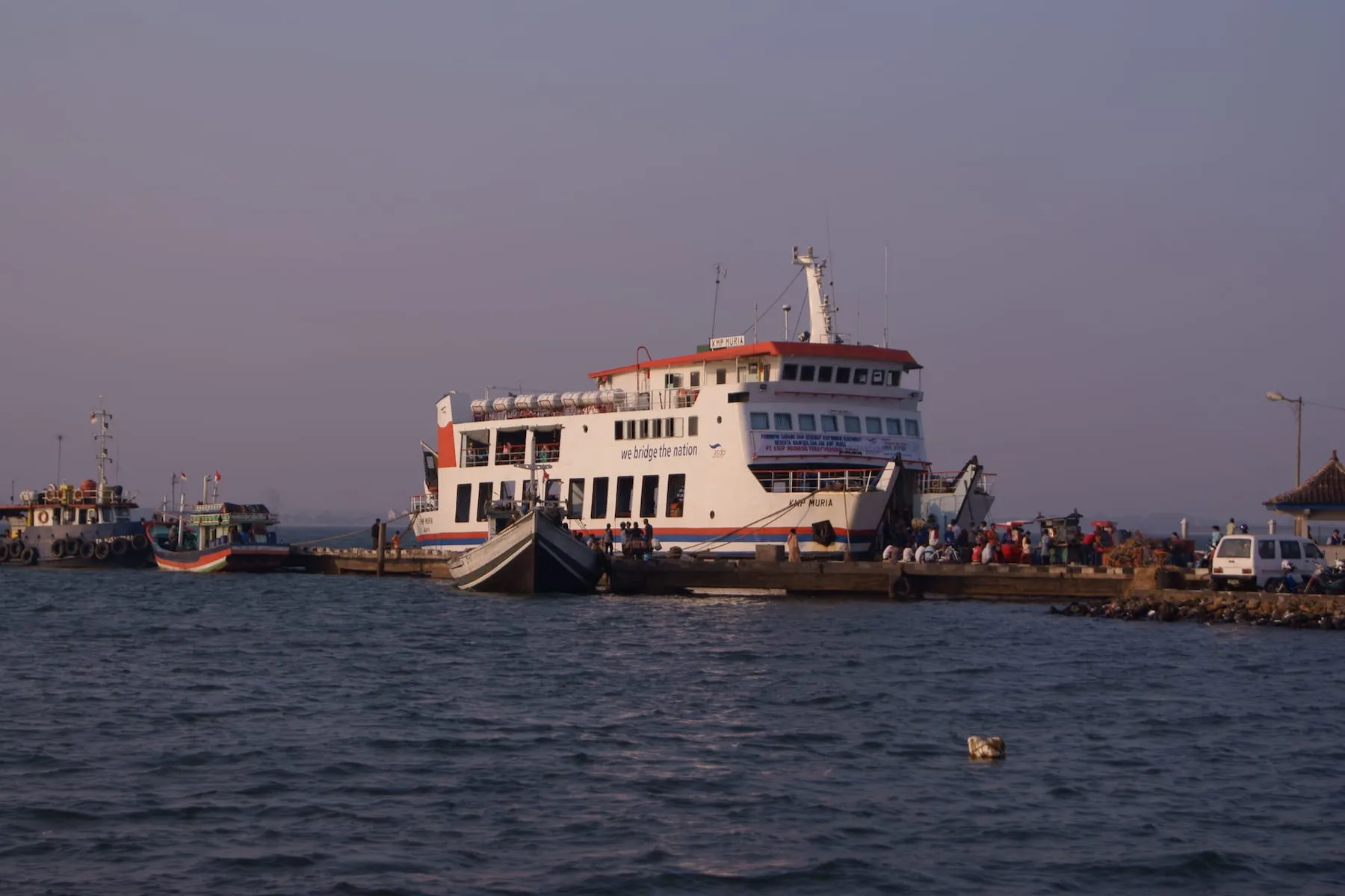 KMP Muria tengah sandar di Pelabuhan Kartini Jepara. (Sumber Wikimedia Commons oleh Midori)