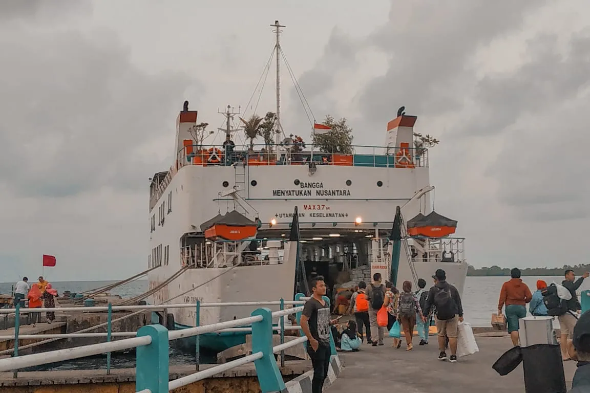 KMP Siginjai di Dermaga Karimunjawa. (Sumber Wikimedia Commons oleh Agathavidya)