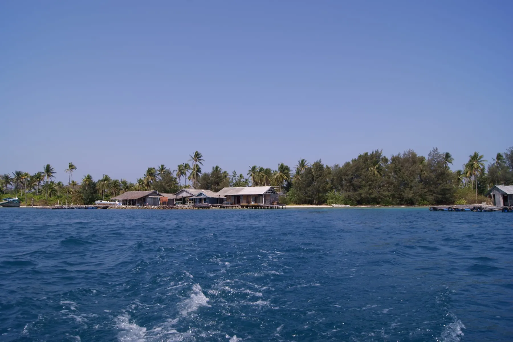 Pulau Menjangan Besar. (Sumber Wikimedia Commons oleh Midori)