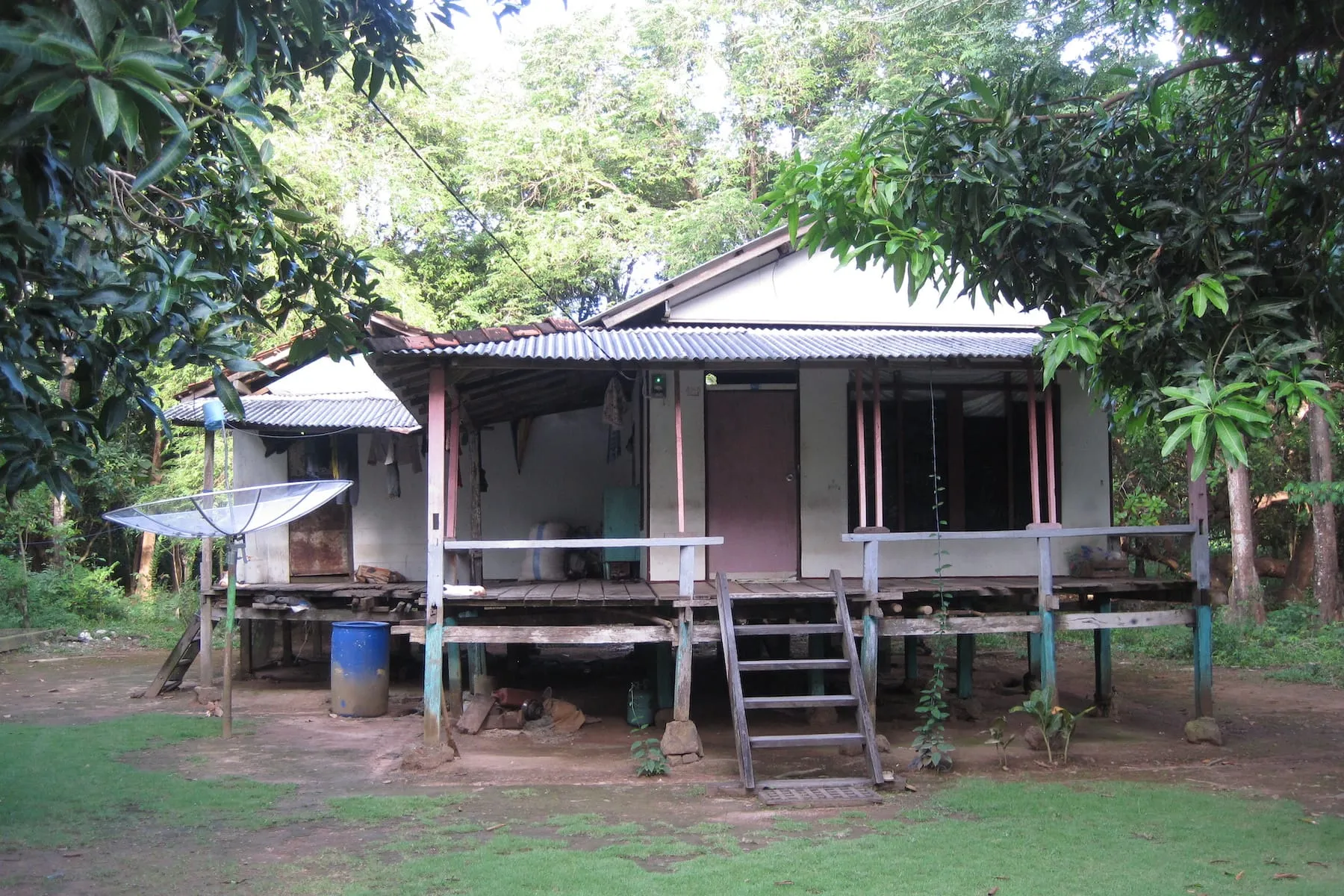 Banyak rumah warga yang terpasang parabola untuk menangkap siaran televisi. (Sumber Flickr oleh Ad Bercht)