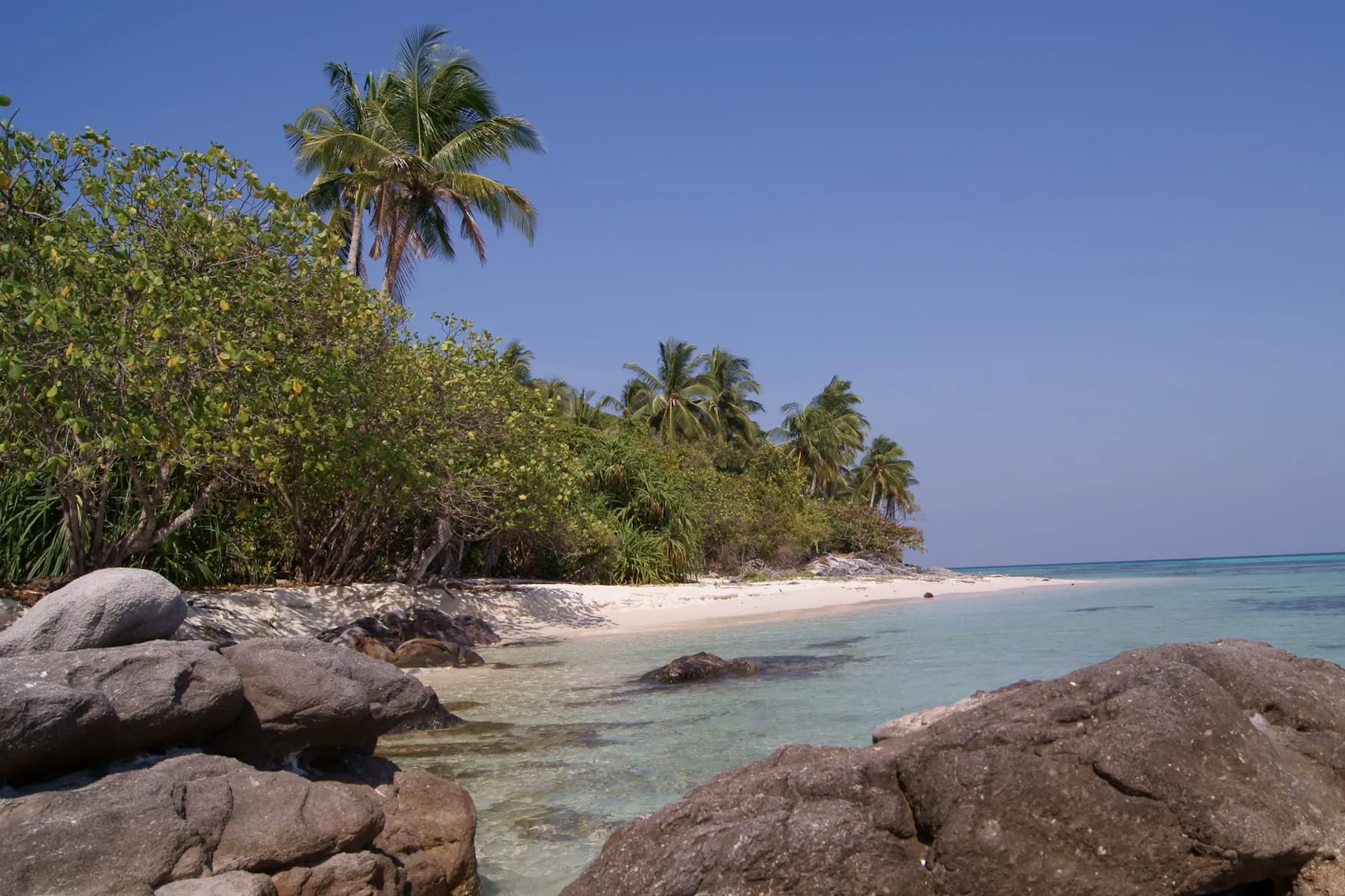 Deretan batu-batu besar di beberapa bagian Pantai Ujung Gelam. (Sumber Wikimedia Commons oleh Midori)