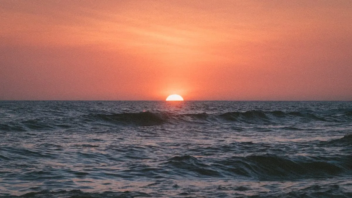 Menyambut Pagi di Teluk Jakarta