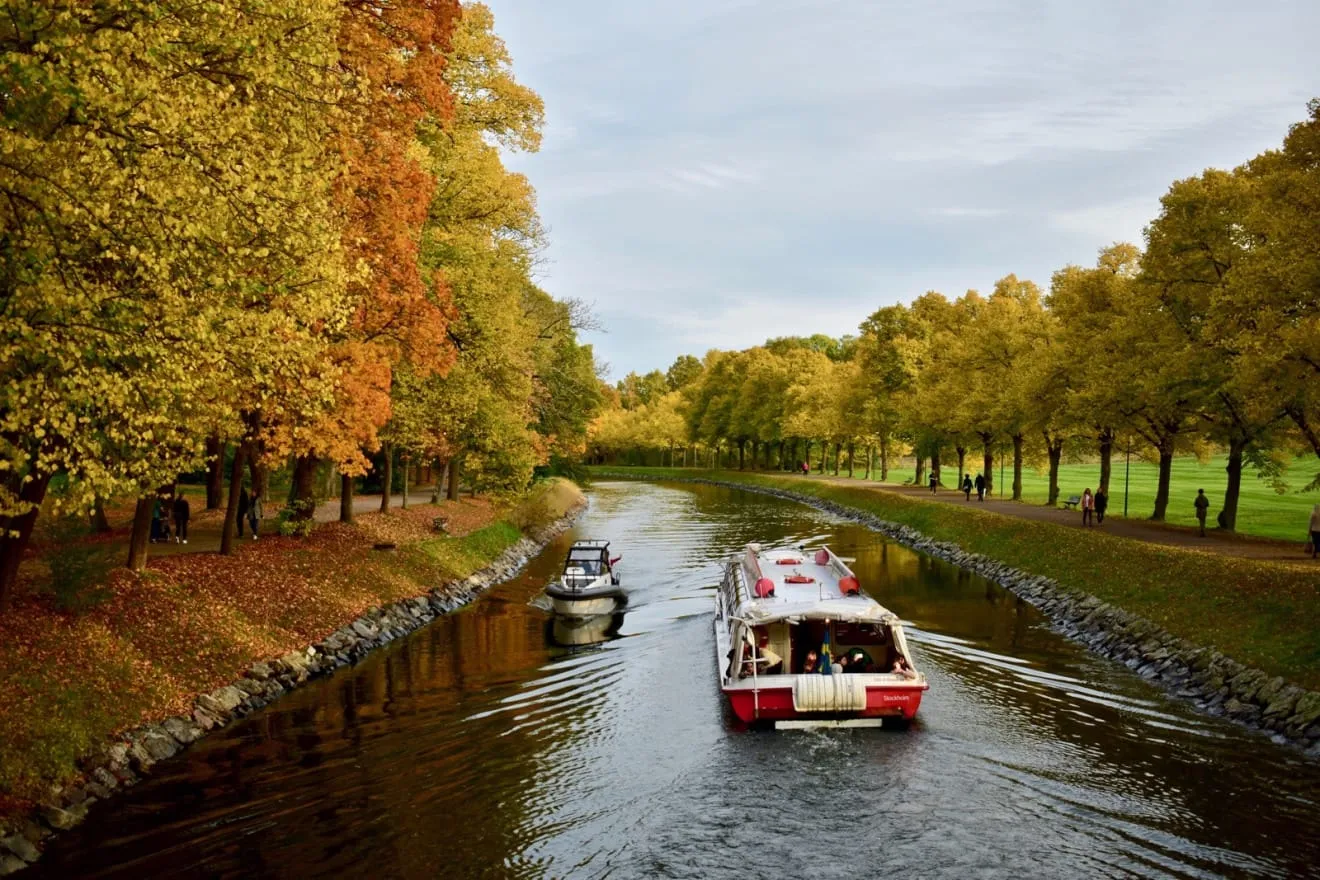 Kapal yang membawa pelancong melintasi kanal Djurgårdsbrunn.