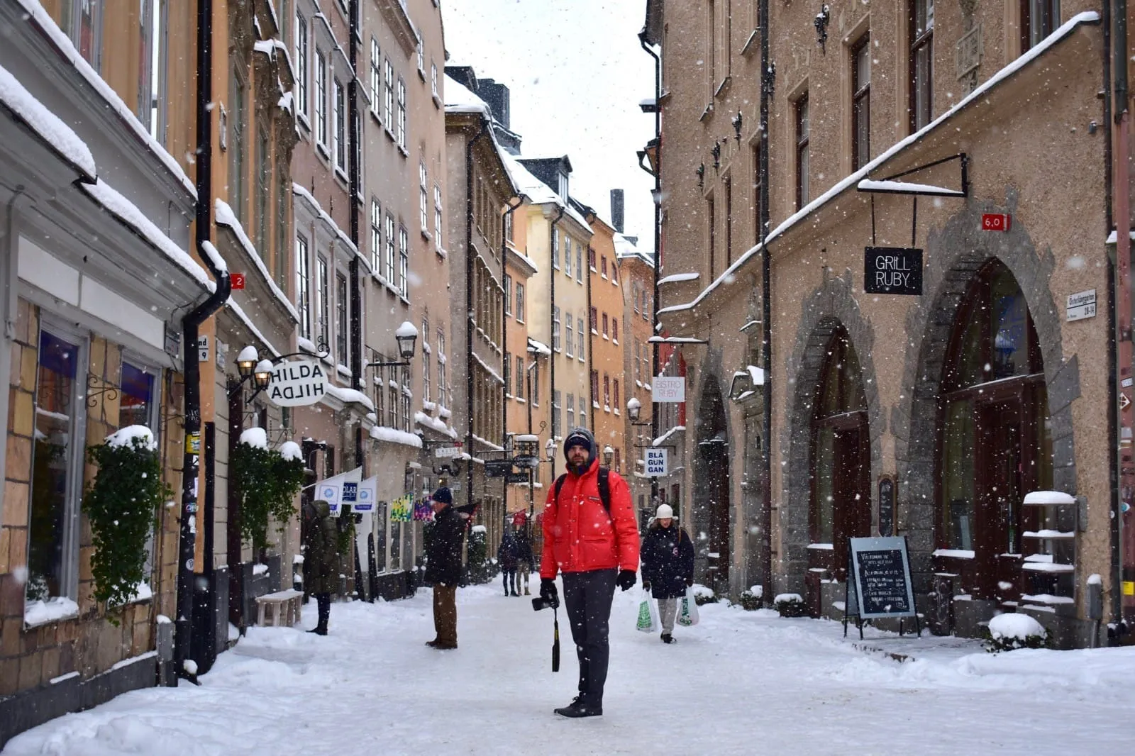 Seorang pengunjung di Kota Tua, Stockholm.