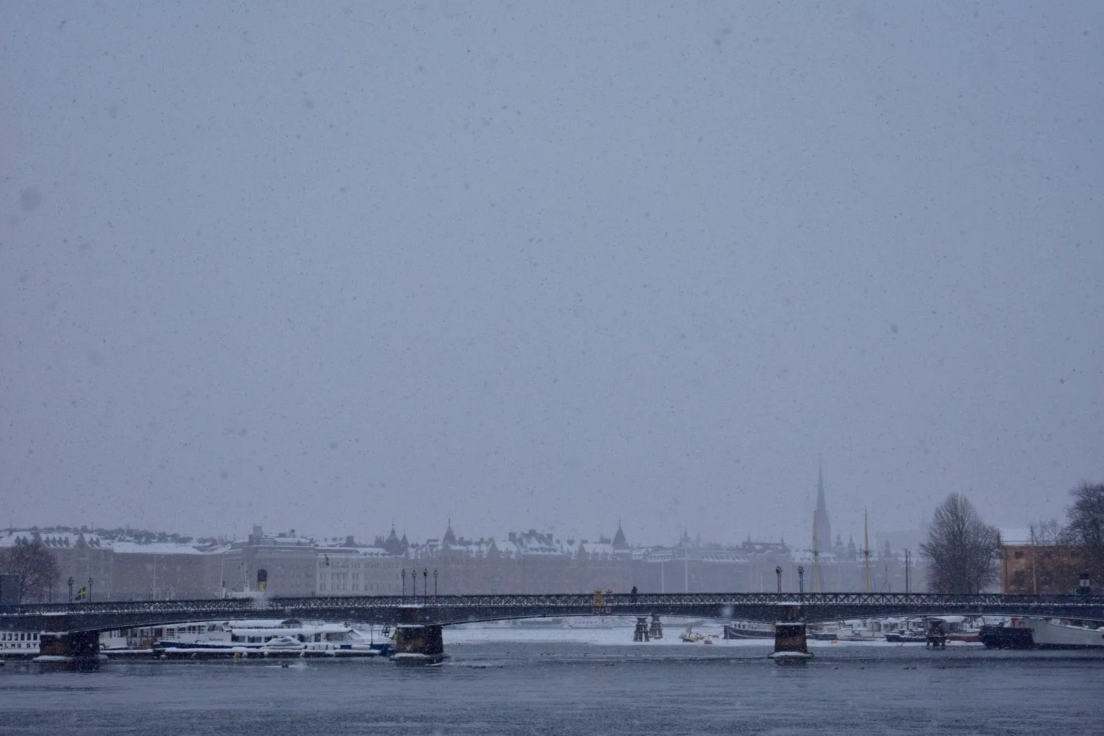 Jembatan Skeppsholmsbron dan daerah Östermalm di kejauhan.