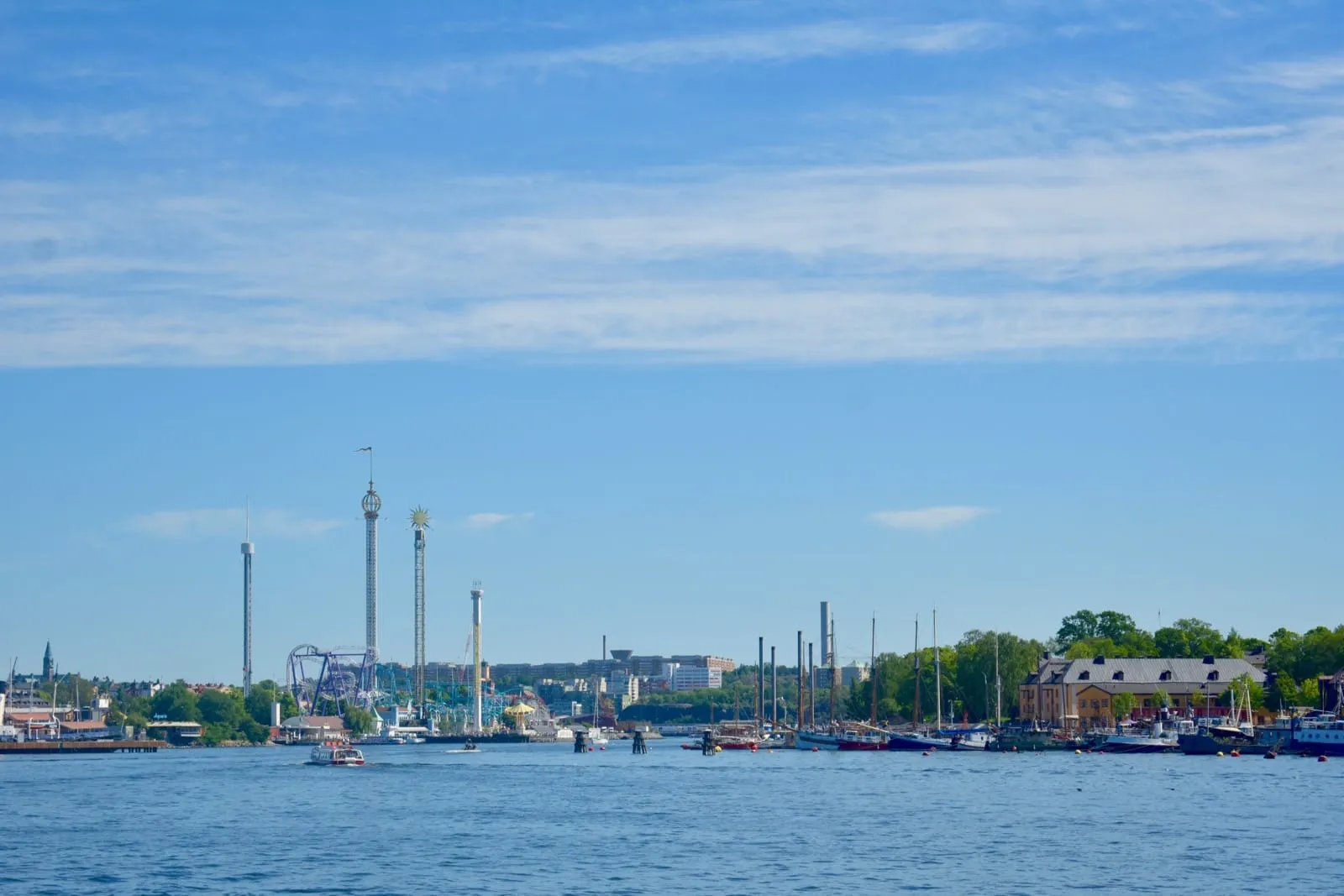 Taman ria Gröna Lund tampak di kejauhan.