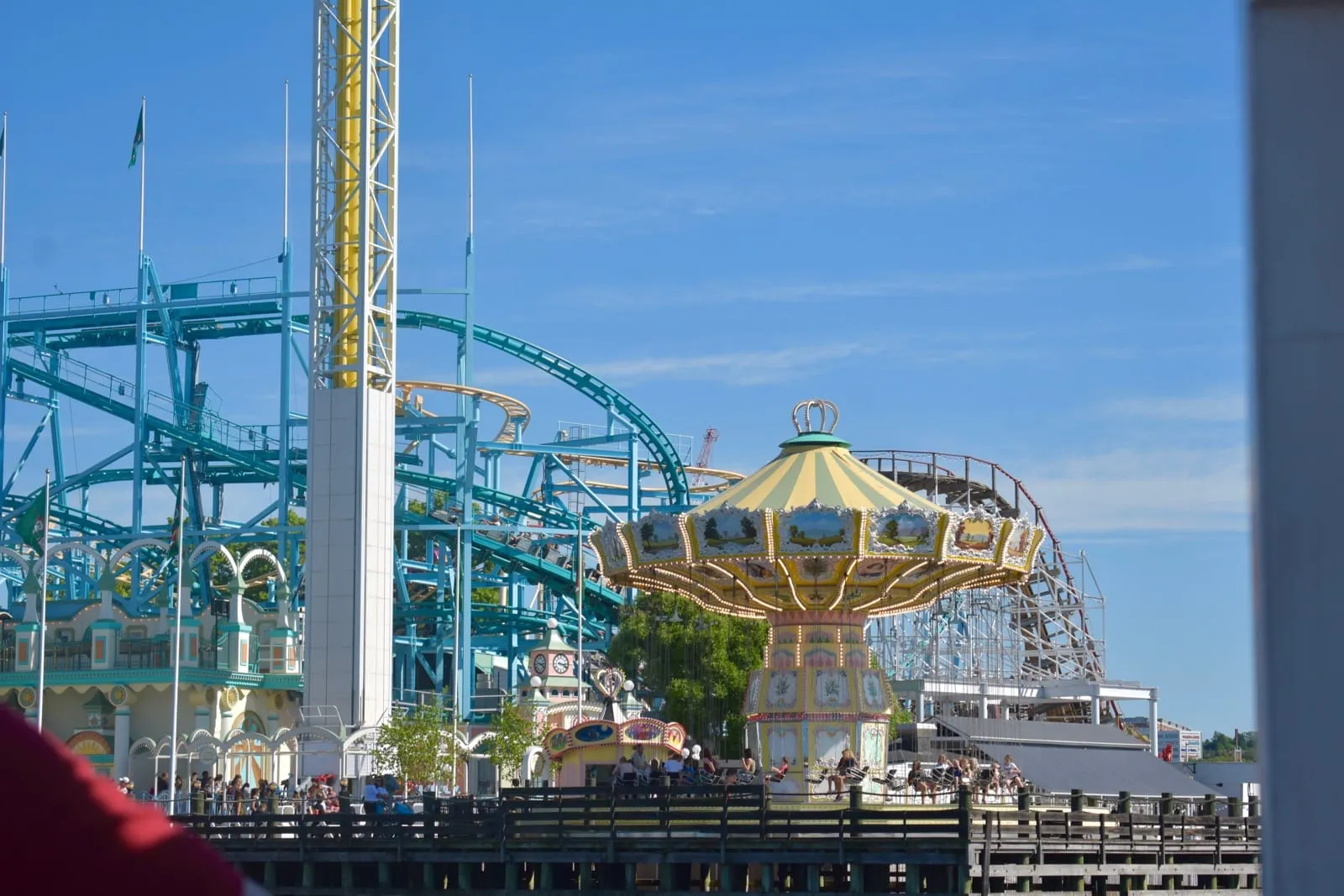 Wahana kättingflygaren di taman ria Gröna Lund.