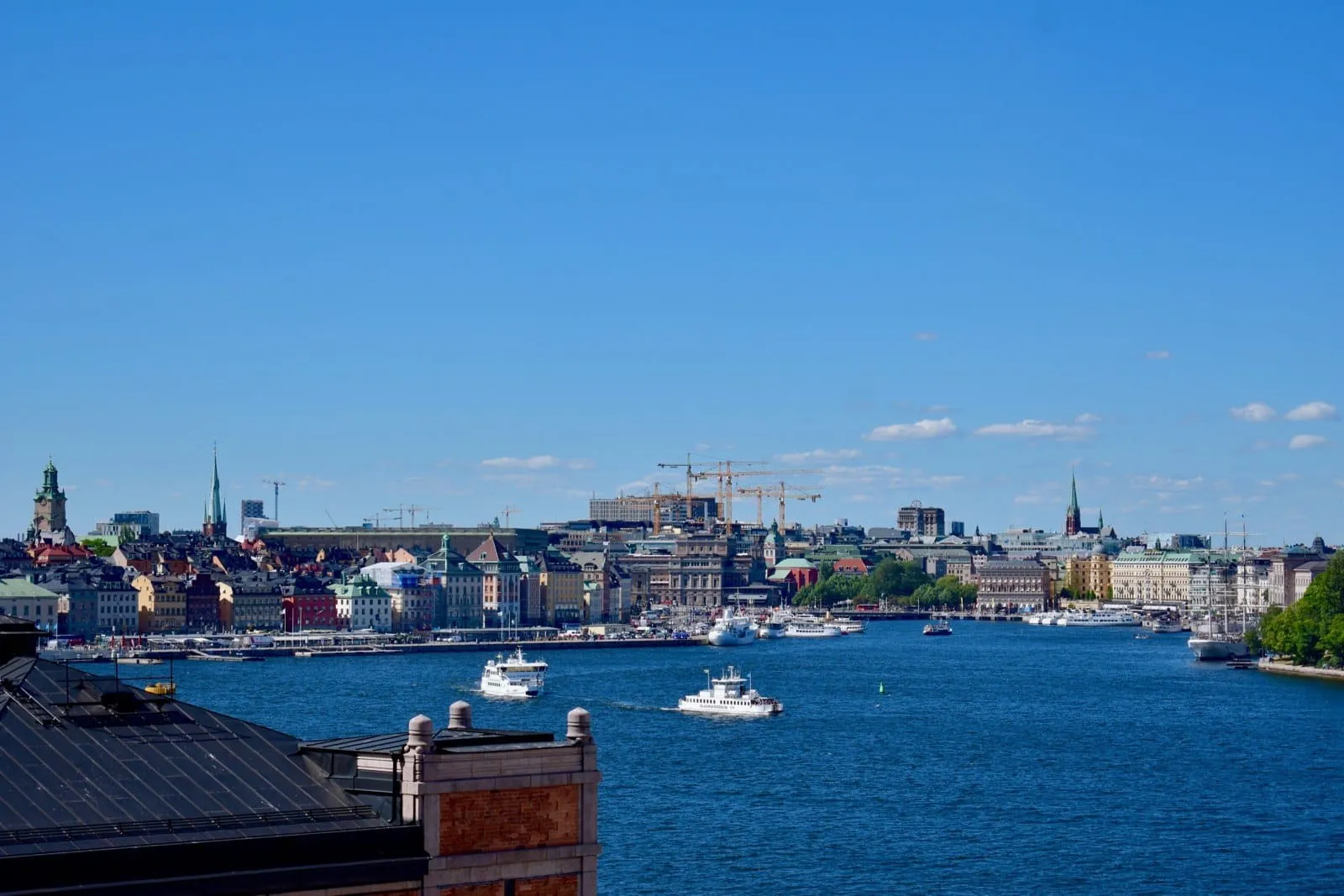 Pemandangan ke arah Gamla Stan, Normalm, dan Skeppsholmen dari ketinggian Fjällgatan.