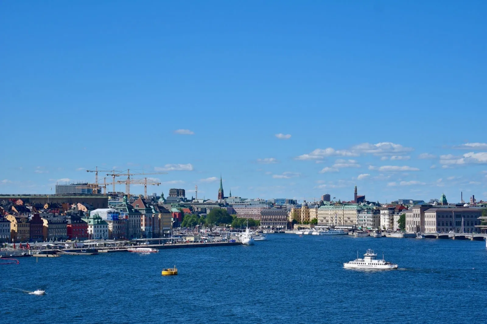 Gamla Stan dan Normalm nampak di kejauhan.