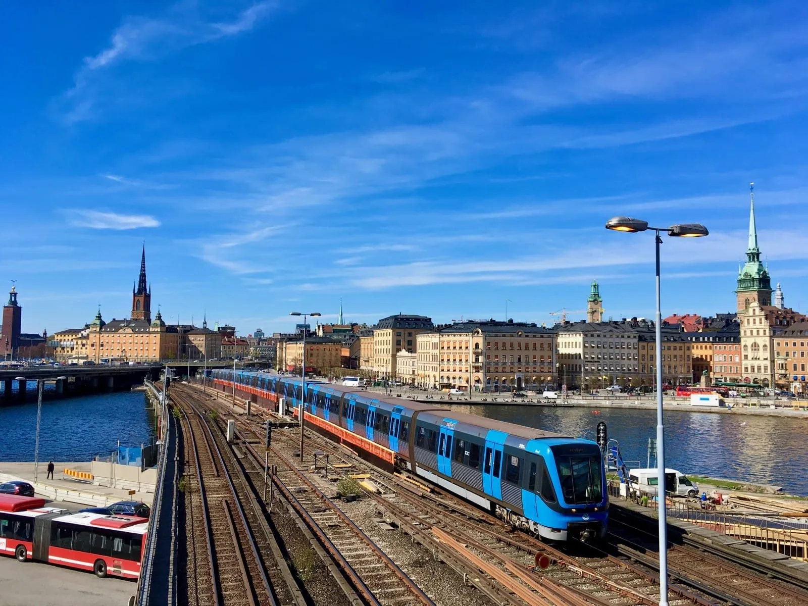 Tunnelbana tengah melintas di daerah Gamla Stan.